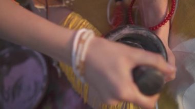 Amerikan yerlisi başlıklı ve kostümlü güzel bir kızın böğürtlen ve pudra ezdiği taş havan ve tokmağın kaybedilmesi.