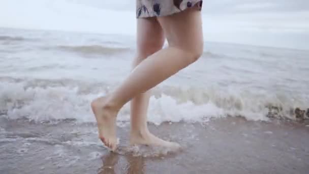 Flicka Kort Klänning Med Blommor Går Barfota Stranden Och Havet — Stockvideo