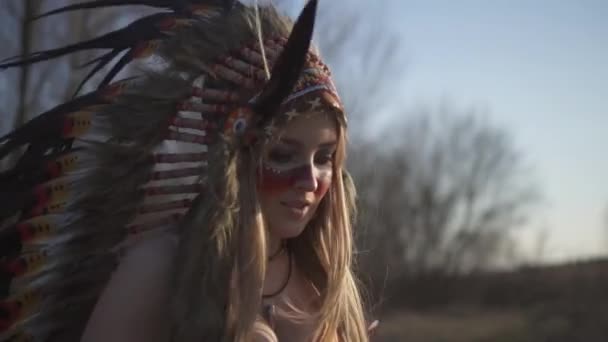 Schöne Mädchen Indianischer Kopfbedeckung Und Buntem Make Schauen Nach Unten — Stockvideo