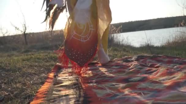 Kızılderili Başlıklı Güzel Bir Kız Ellerinde Kızılderili Otu Olan Renkli — Stok video