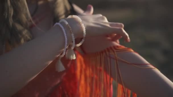 Schöne Mädchen Indianischer Kopfbedeckung Und Kostüm Mit Buntem Make Zeichnet — Stockvideo