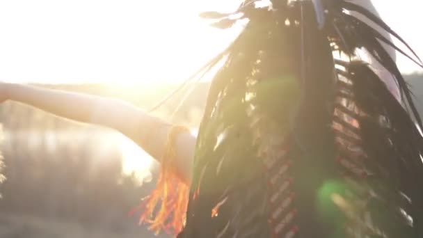 Visão Traseira Dança Ritual Pôr Sol Menina Bonita Headdress Indian — Vídeo de Stock