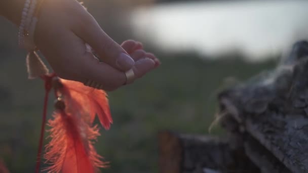 Ruce Krásné Dívky Indiánském Kostýmu Peřím Držela Rukou Prášek Házela — Stock video