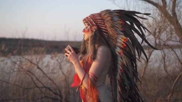 Beautiful Girl Native American Indian Headdress Costume Colorful Make Holding — Stock Video