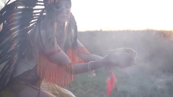 아메리칸 인디언 원주민 화장을 아름다운 소녀가 석양에 자루에서 분말을 — 비디오