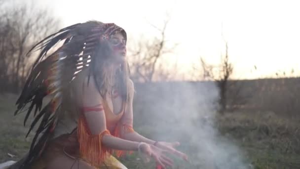 Beautiful Girl Native American Indian Headdress Costume Colorful Make Sunset — Stock Video