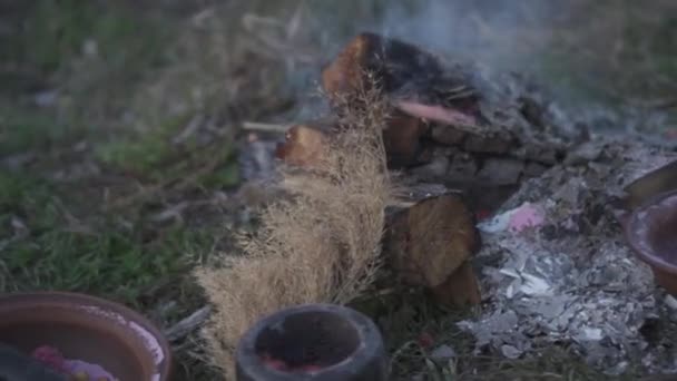 靠近粘土碗 印地安人草 山核桃的燃烧的蒸汽石和灰在地上 — 图库视频影像