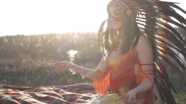 Гарна Дівчина Американському Індіатському Головному Уборі Костюмі Тримає Порошок Руках — стокове відео