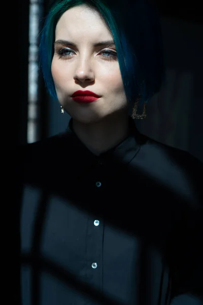 Berwarna Gelap Potret Seorang Gadis Dengan Rambut Biru Dalam Kemeja — Stok Foto