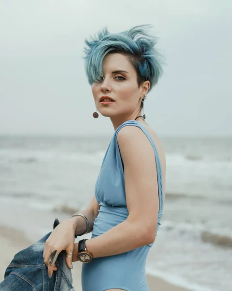 Chica Joven Traje Baño Azul Con Una Chaqueta Mezclilla Sus — Foto de Stock