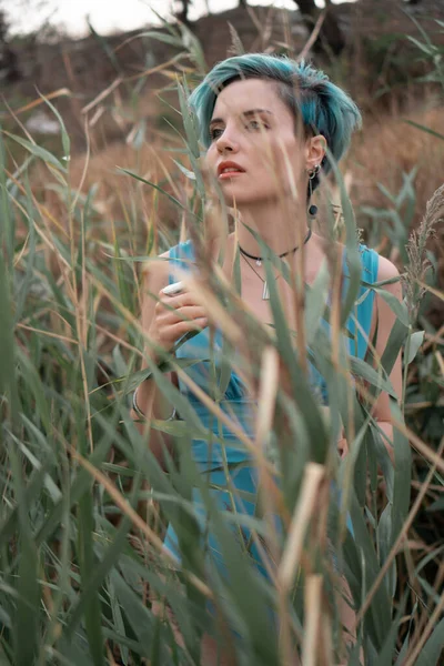 Potret Seorang Gadis Cantik Muda Dengan Pakaian Renang Biru Semak — Stok Foto