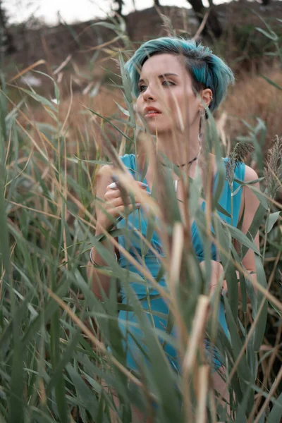 Portret Van Een Jong Mooi Meisje Een Blauw Badpak Rietstruik — Stockfoto