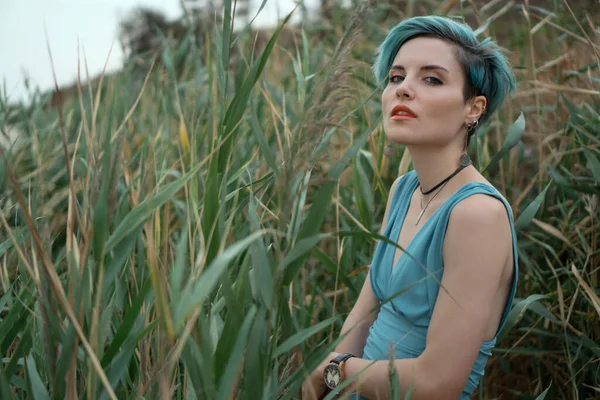 Portret Van Een Jong Mooi Meisje Een Blauw Badpak Rietstruik — Stockfoto