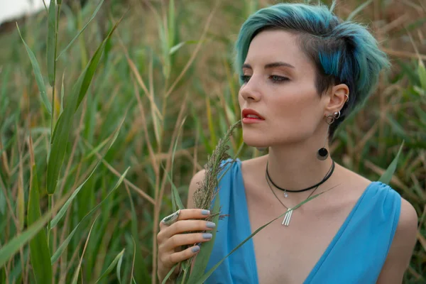 Retrato Una Joven Hermosa Niña Traje Baño Azul Matorral Juncos —  Fotos de Stock