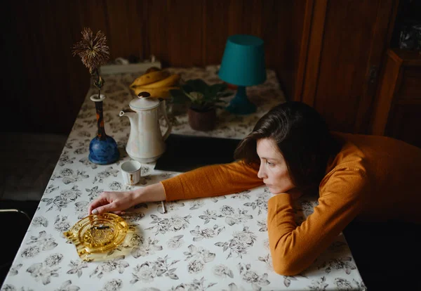 Seorang Gadis Sedih Dengan Sweater Coklat Duduk Dapur Dengan Kepala — Stok Foto