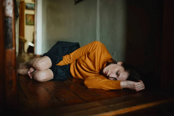 Girl Deep Depression Terletak Lantai Kayu Sebuah Ruangan Rumah Stok Foto