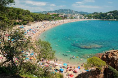 Yaz plajı insanlarla dolu, Lloret de Mar