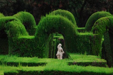 Barselona'daki labirent parkında heykel (İspanya)