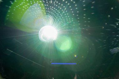 Işığın disko topuna yansıması