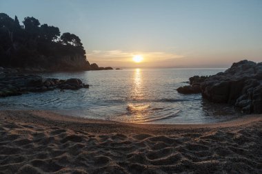 Şafak vakti gölette gökyüzünün yansıması