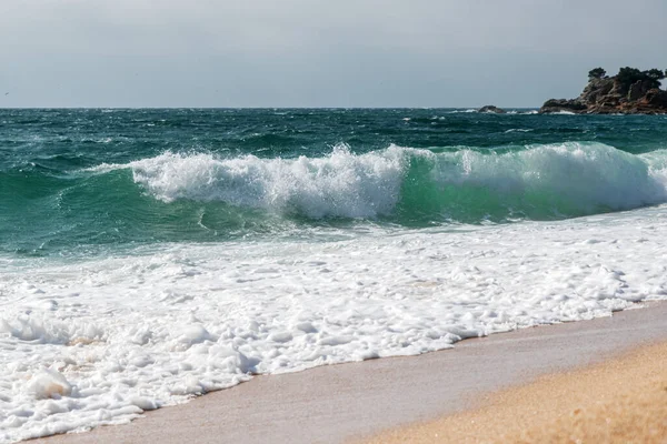 Ondas Mar Rolam Para Uma Praia Arenosa — Fotografia de Stock