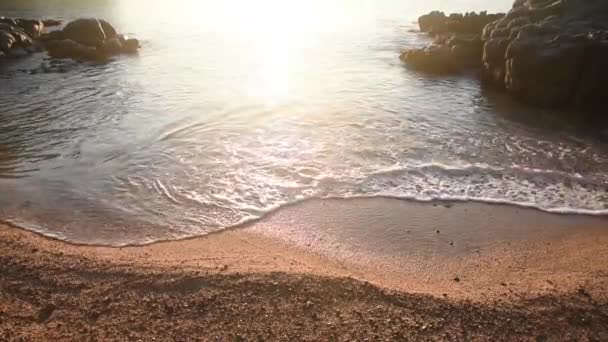 Yükselen Güneşten Parlayan Deniz — Stok video