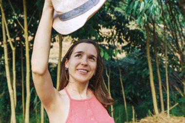 Kız, güneşten bir şapkayla kapanıyor.