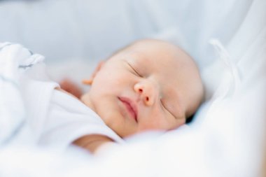 Beşikte uyuyan yeni doğan