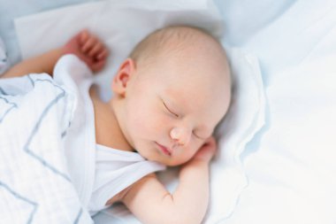 Beşikte uyuyan yeni doğan