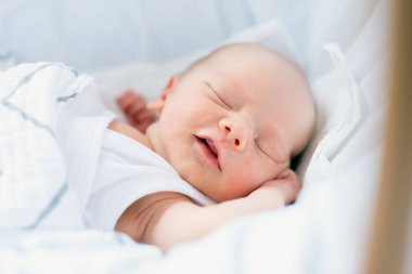 Beşikte uyuyan yeni doğan