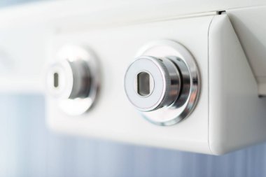 Hastane odasında oksijen vakumlu prizler var.