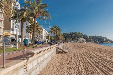 Lloret de Mar, Girona, İspanya: 28 Aralık 2019: Güneşli bir günde gezinti güvertesi