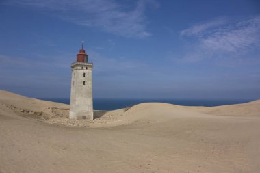 Meşhur Danimarka deniz feneri, arka planda deniz olan bir tatlı tarafından emiliyor..