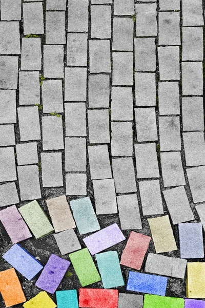 Kaldırım tuğlaları üstte ve alt kısımda düzensizdir.