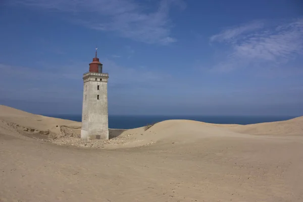 Meşhur Danimarka deniz feneri, arka planda deniz olan bir tatlı tarafından emiliyor..