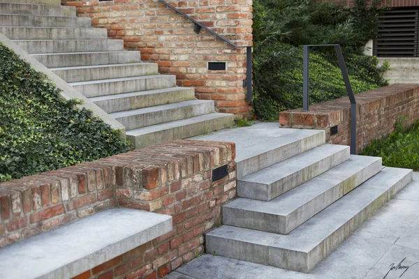 Ziskovy sady 'deki beton merdivenler, tuğla duvar ve bahçelerle çevrili..