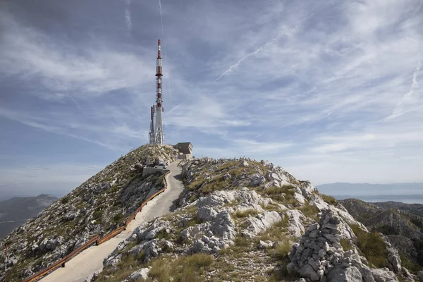 Biokovo dağlarının zirvesi, güneşli bir gün, yol var ve insan yok..