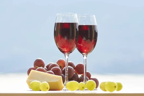 kırmızı şarap üzüm ve peynir ile