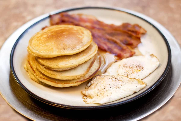 Gözleme pastırma ve yumurta kahvaltı altın plaka üzerinde