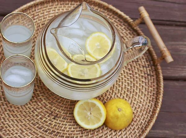 Limonata sürahi ve bardak bir tablo