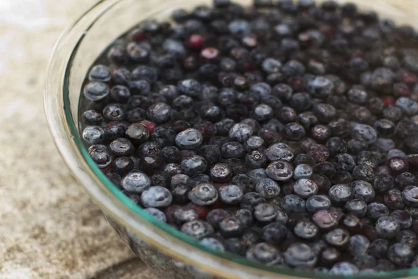 Nemlendirici ve bir büyük cam kase su yıkama yaban mersini