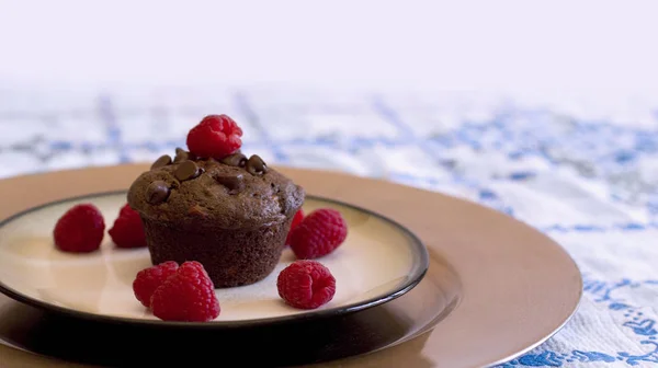 Altın plaka üzerinde Kırmızı Ahududu ile ÇikolataMuz Muffin