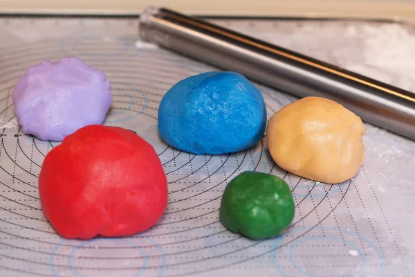 Renkli fondan ve metal oklava