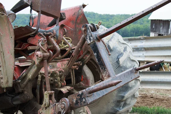 Güneşli bir günde çimenli bir alanda çiftlik ekipmanları