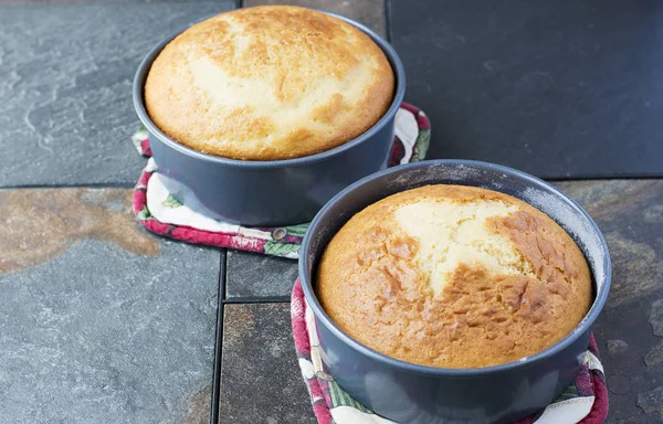 Metal tavalarda Ev yapımı Vanilyalı Kek