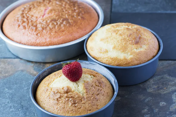 Tavada Ev Yapımı Vanilya ve Çilekli Kek