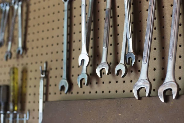 Üzerinde kahverengi pegboard asılı metal somun anahtarları