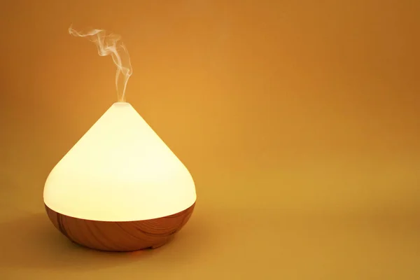 Turuncu arka plan üzerinde izole elektrik uçucu yağ difüzör