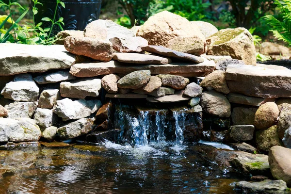 Vacker Trädgård Trädgård Damm Med Naturliga Flod Stenar Och Klart — Stockfoto