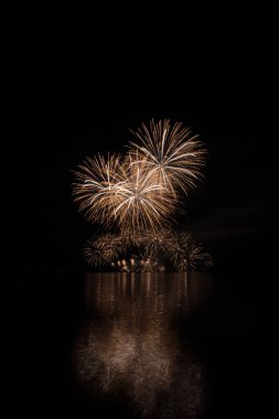 Zengin altın yağmur fireworks Brno'nın Barajı yansıması ile yüzeyinde göl yüzeyi üzerinde